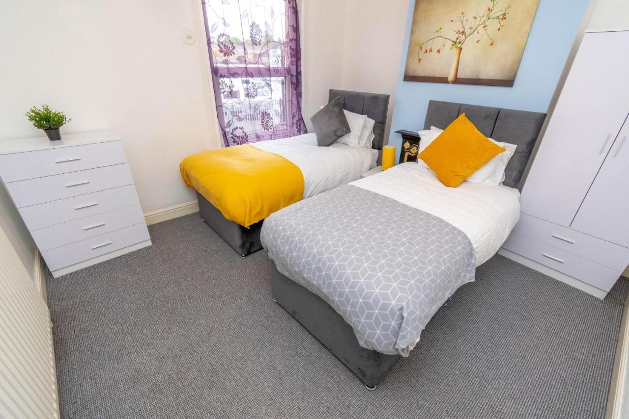 Fantastic 3 Bedroom House *Free Parking* Wolverhampton Exteriér fotografie