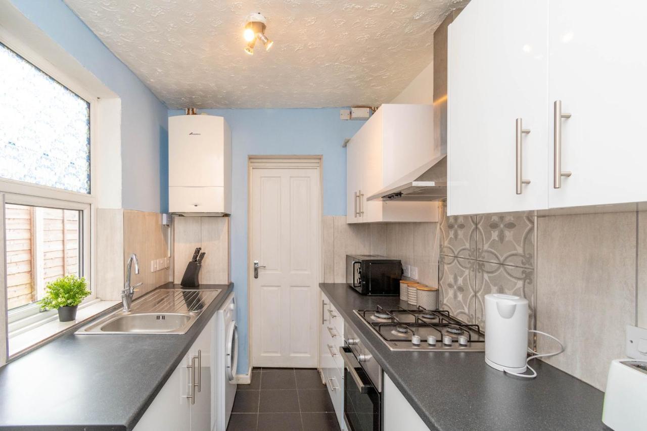 Fantastic 3 Bedroom House *Free Parking* Wolverhampton Exteriér fotografie