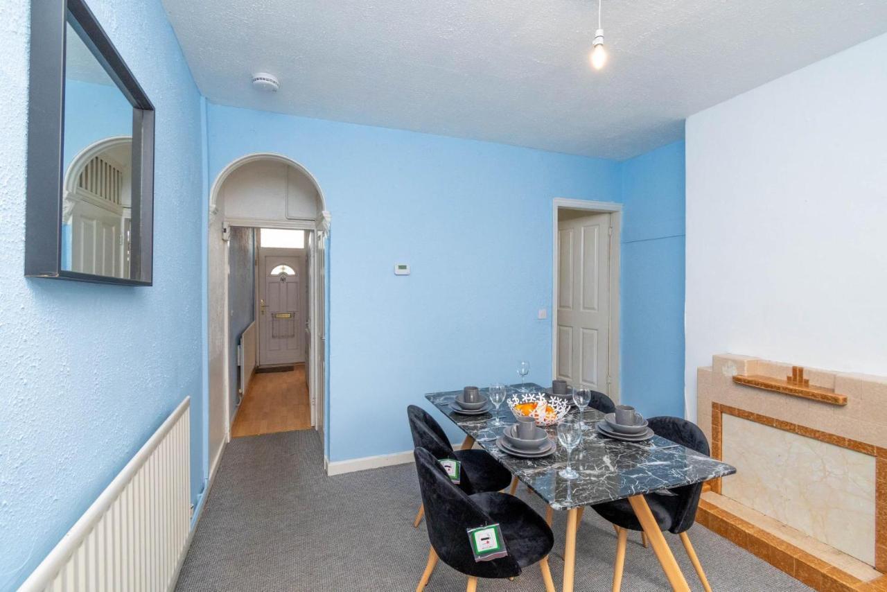 Fantastic 3 Bedroom House *Free Parking* Wolverhampton Exteriér fotografie